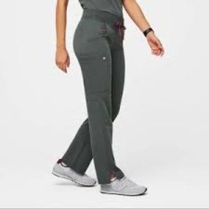 NWT FIGS women's Kade Cargo bottoms size M in Bonsai (moss green)